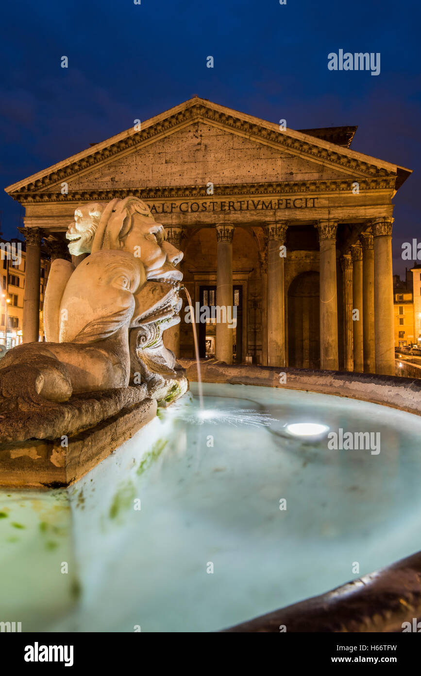 Vue de la nuit de Panthéon et de la fontaine de la place Piazza della Rotonda, Rome, Latium, Italie Banque D'Images