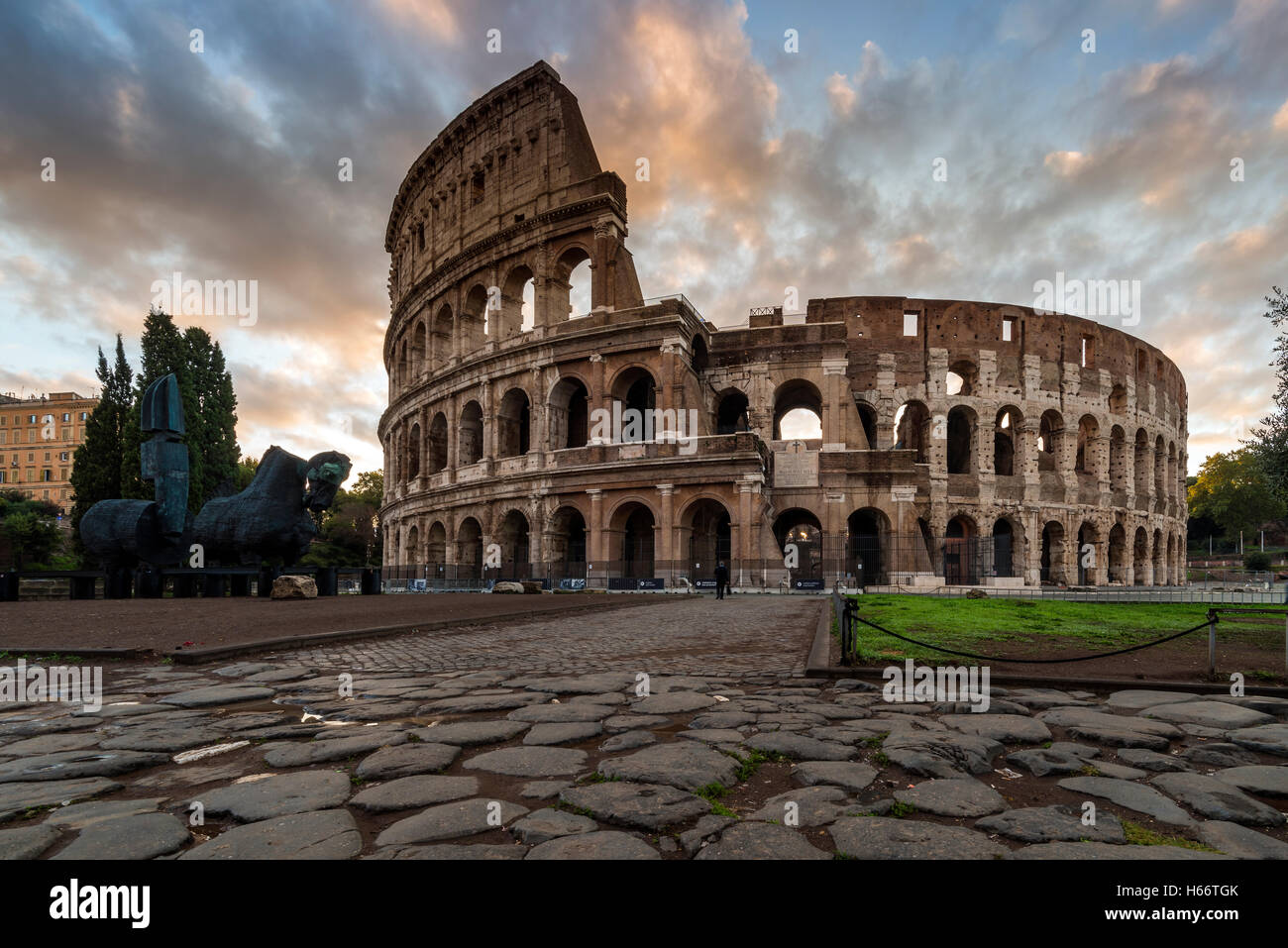 Lever du Soleil vue sur le Colisée ou Coliseum, Rome, Latium, Italie Banque D'Images