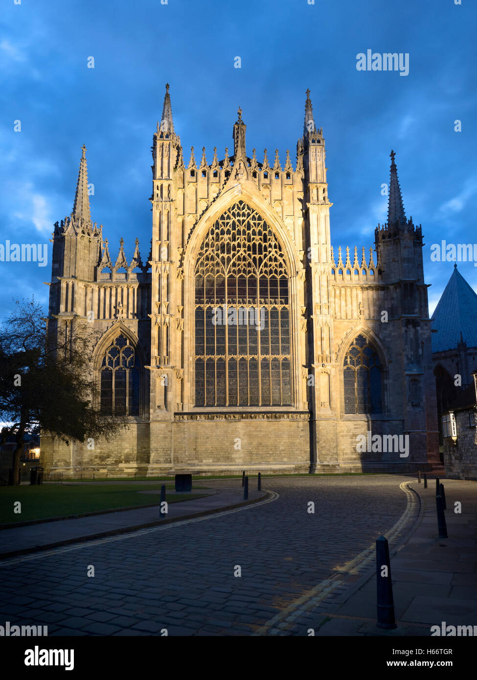 Front de l'est restauré de la cathédrale de York courts au crépuscule de College Street Yorkshire Angleterre Banque D'Images