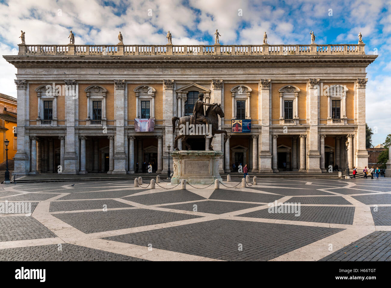 Piazza del Campidoglio avec les Musées du Capitole et de la réplique de la statue équestre de Marc-aurèle, Rome, Italie Banque D'Images