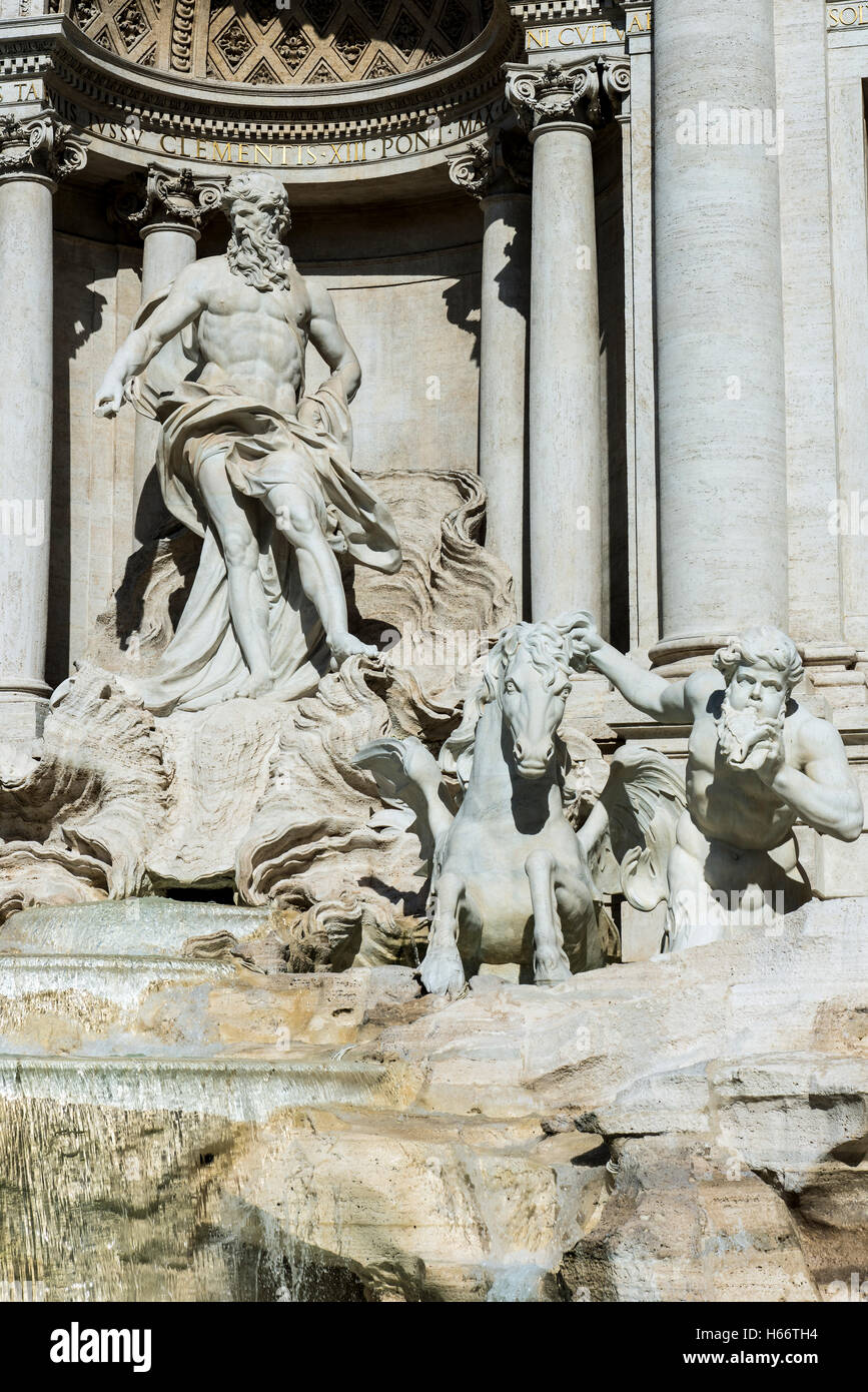 Vue rapprochée de la sculptures en marbre ornant la fontaine de Trevi, Rome, Latium, Italie Banque D'Images