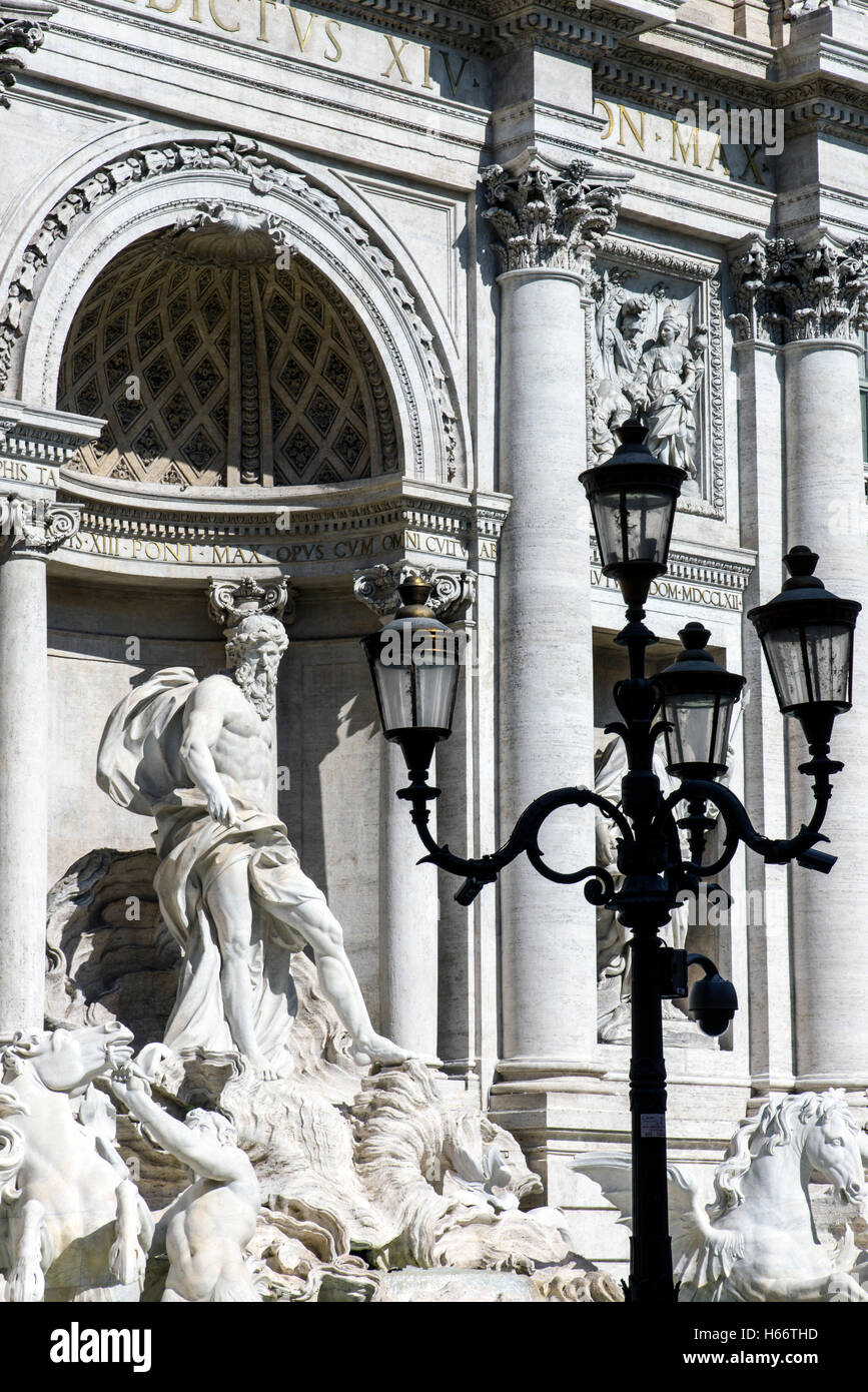 Vue rapprochée de la sculptures en marbre ornant la fontaine de Trevi, Rome, Latium, Italie Banque D'Images