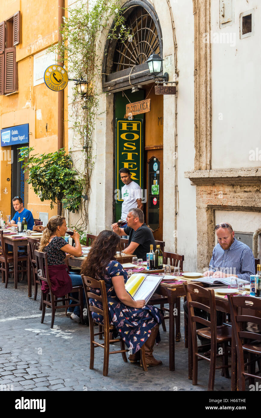 Les touristes de manger dehors dans un restaurant du quartier de Trastevere, Rome, Latium, Italie Banque D'Images