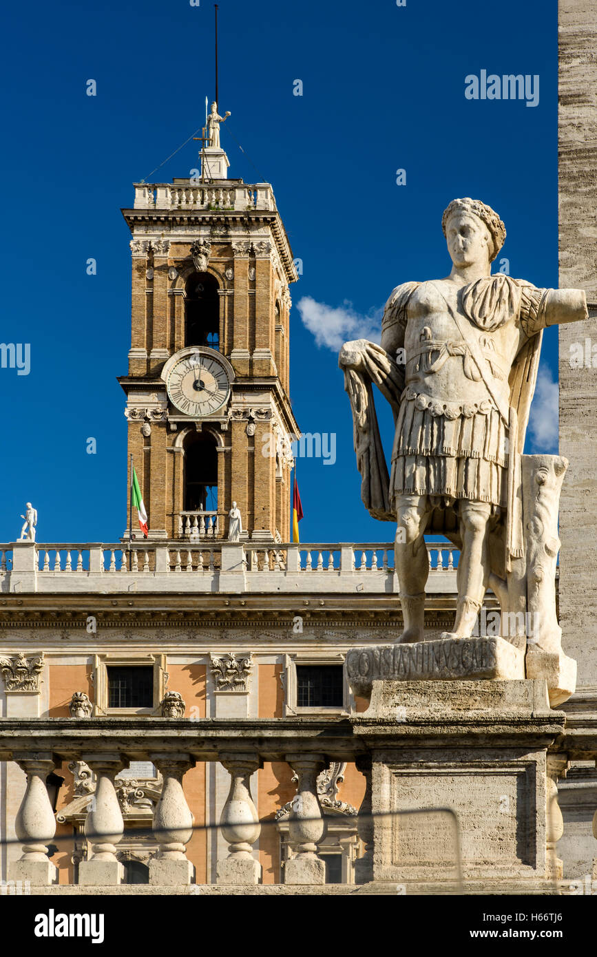La sculpture romaine avec Palazzo Senatorio derrière, colline du Capitole, Rome, Latium, Italie Banque D'Images