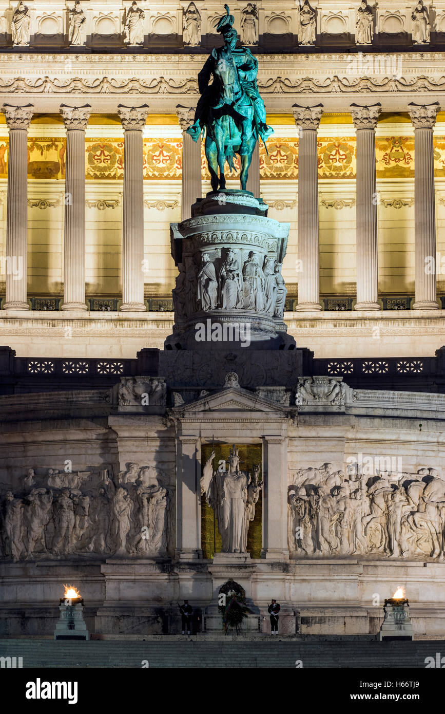 Vue nocturne de la statue équestre de Vittorio Emanuele, Altare della Patria, Rome, Latium, Italie Banque D'Images