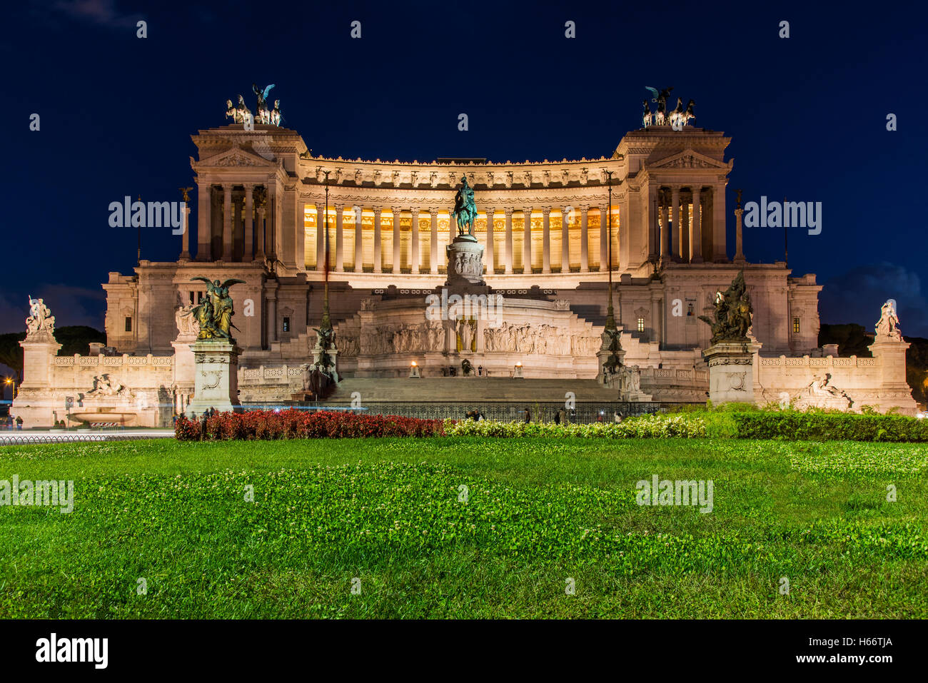 Vue de la nuit de l'Altare della Patria ou monument Vittoriano, Rome, Latium, Italie Banque D'Images