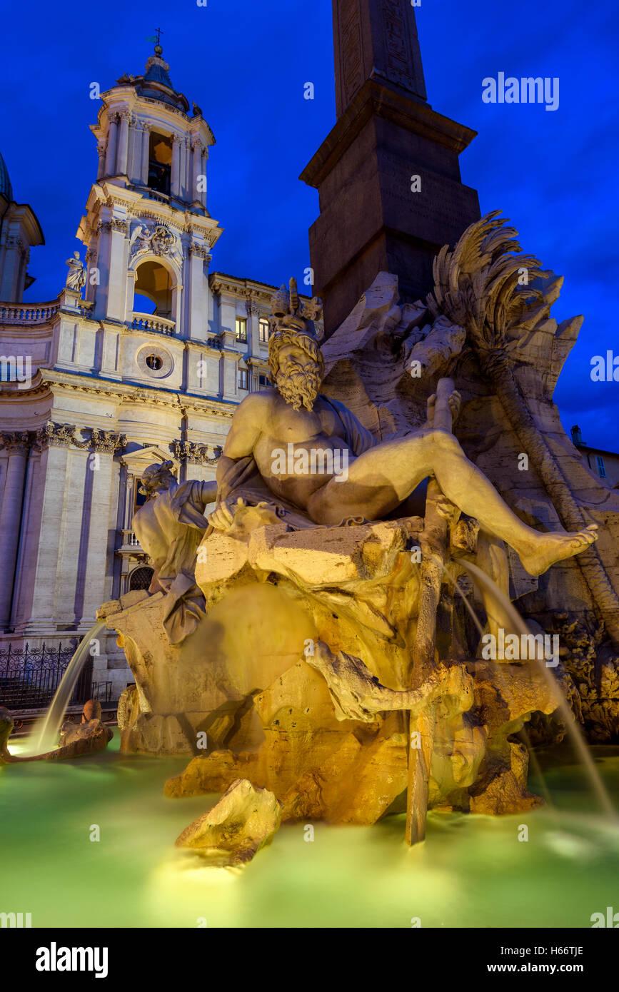Vue de nuit sur la Fontaine des Quatre Fleuves, la Piazza Navona, Rome, Latium, Italie Banque D'Images