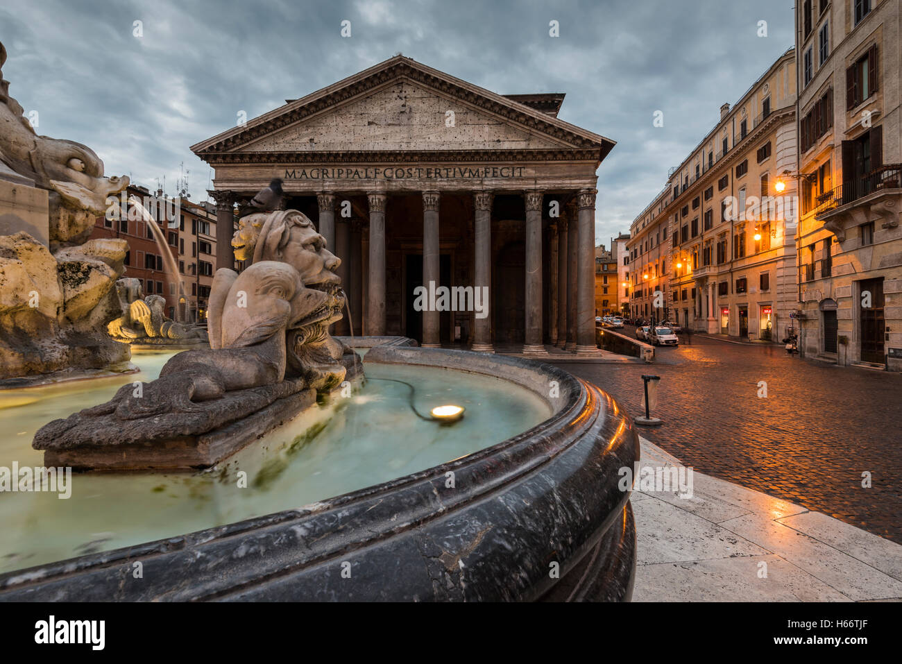 Le Panthéon et la fontaine de la place Piazza della Rotonda, Rome, Latium, Italie Banque D'Images
