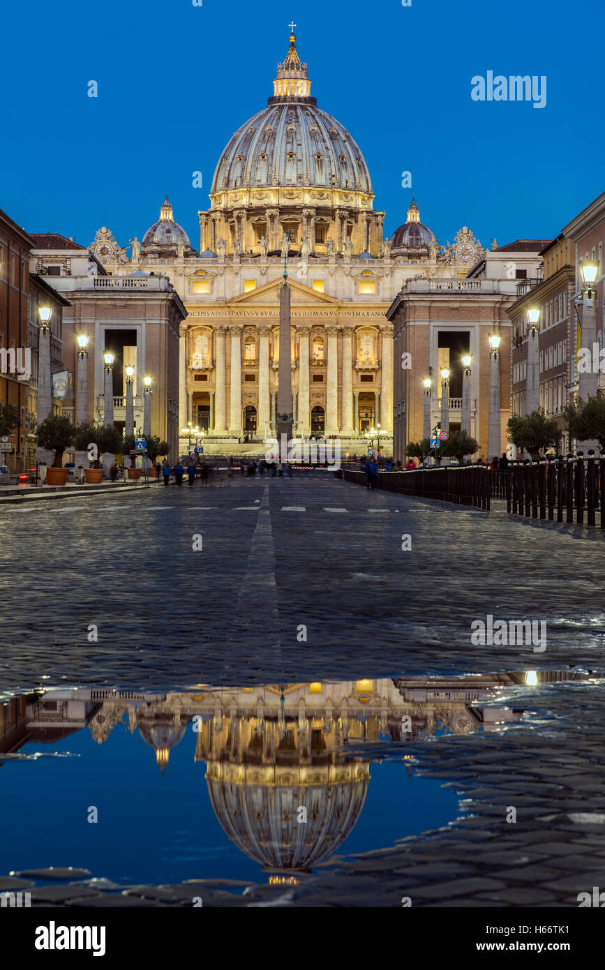 Via della Conciliazione avec la Basilique Saint Pierre en arrière-plan, Rome, Latium, Italie Banque D'Images