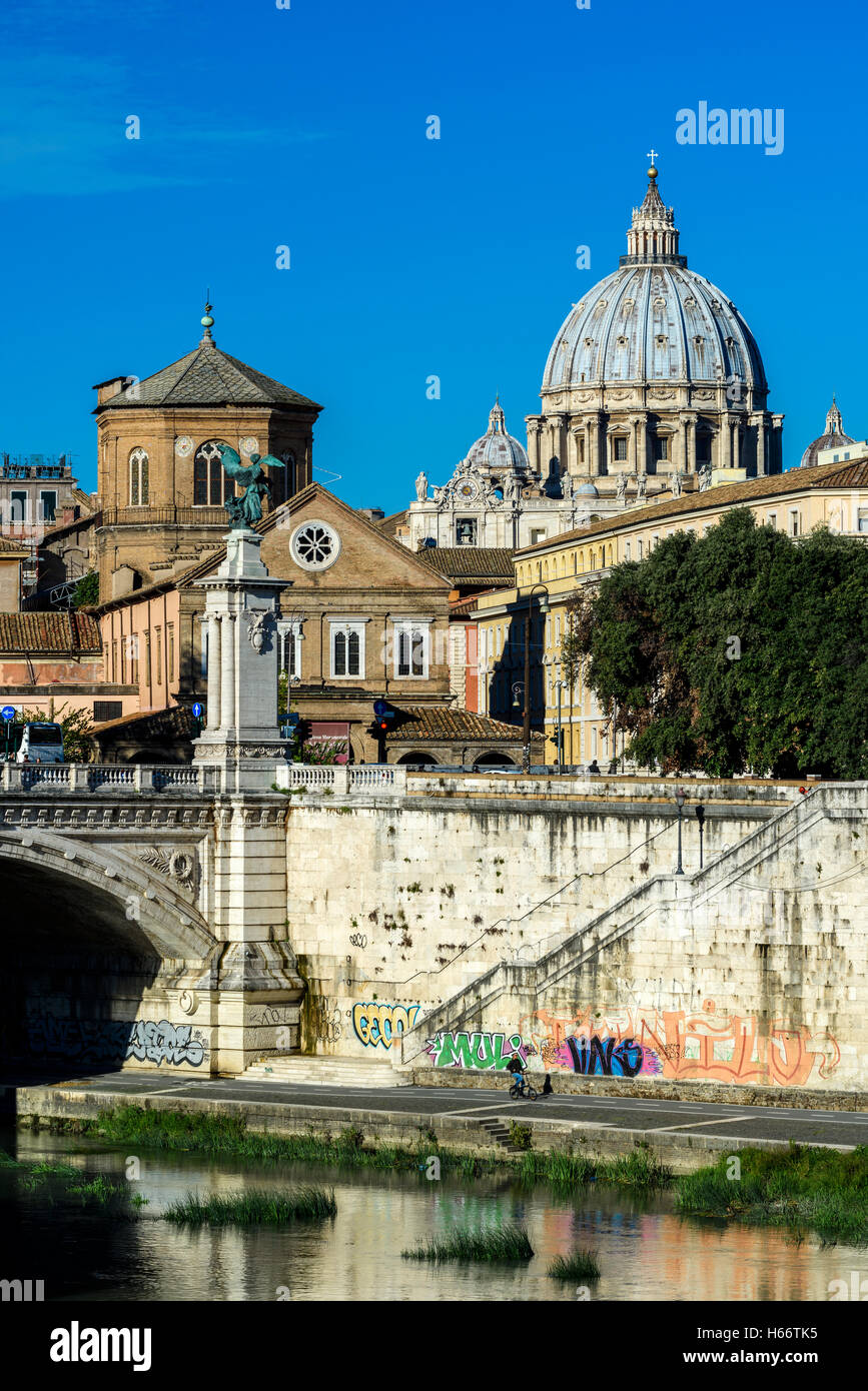 Avis de Tiber River avec la Basilique St Pierre en arrière-plan, Rome, Italie Banque D'Images