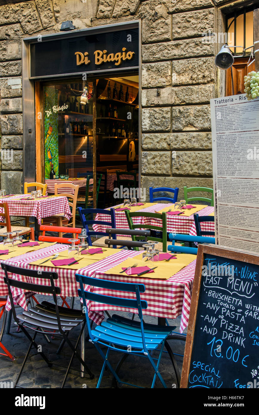 Restaurant Trattoria avec outdoor tables vides, Rome, Latium, Italie Banque D'Images