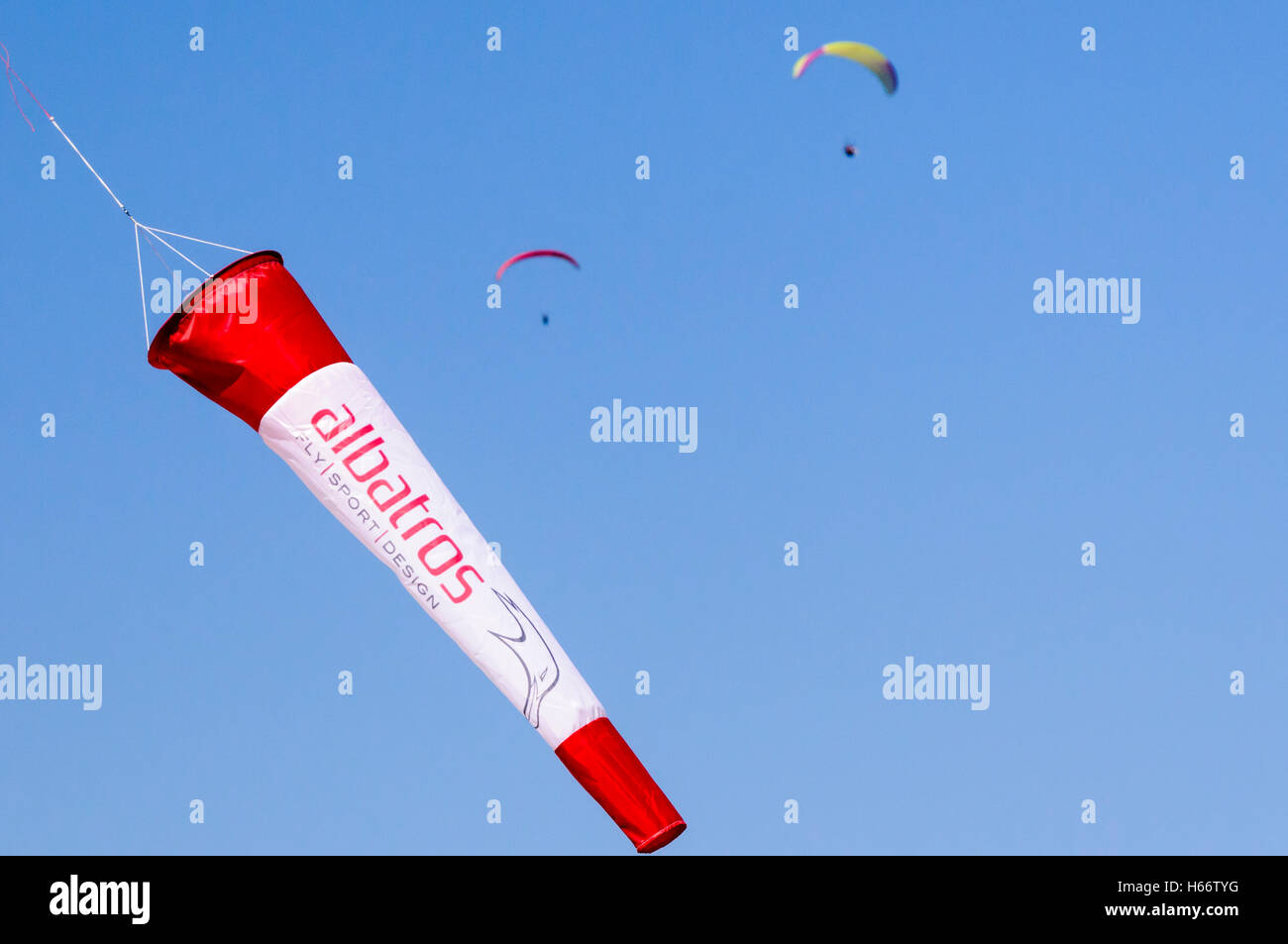 Oludeniz, Fethiye, Turquie. Octobre 2016. Des dizaines de parapentes prendre le ciel pour la 17e jeux aériens internationaux d''Ölüdeniz Banque D'Images