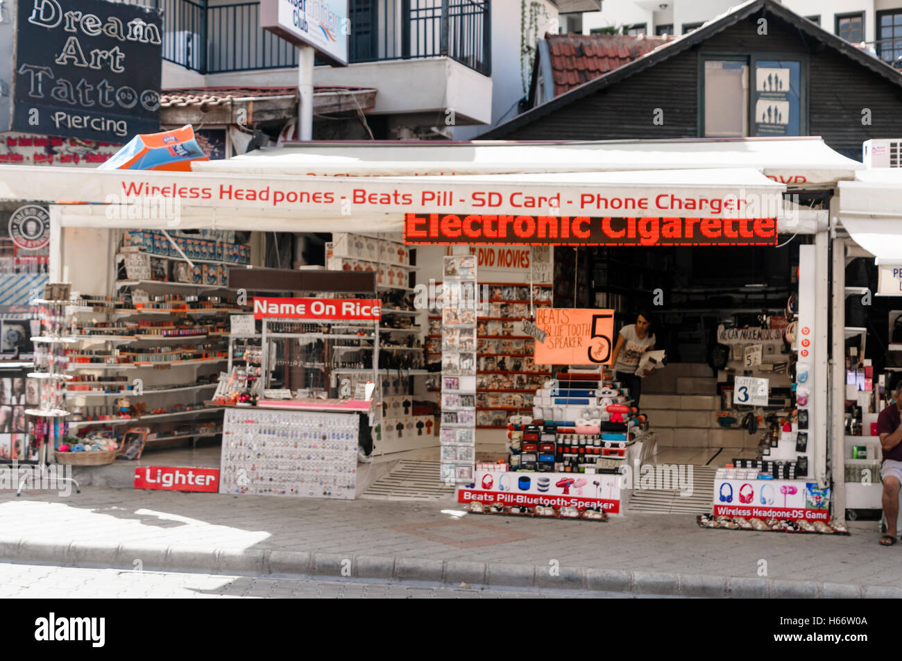 Acheter en Turquie vendre des casques Beats contrefaits par Dr Dre, des haut-parleurs bluetooth Beats Pill et d'autres produits factices. Des lasers verts et divers articles avec des lasers intégrés, y compris des briquets et des torches, étaient également en vente Banque D'Images