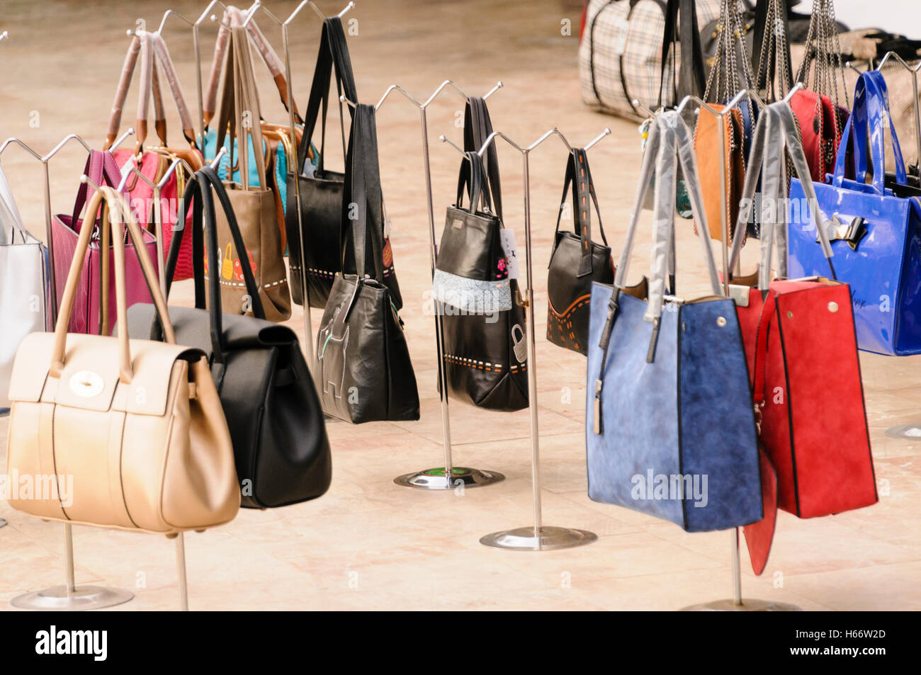 Boutique en Turquie la vente de faux sacs à main designer y compris Radley,  Michael Corrs, Mulberry, Prada etc Photo Stock - Alamy