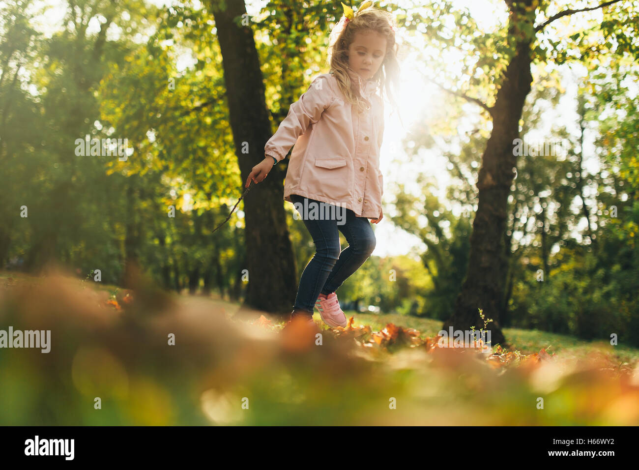 Happy child girl in autumn park Banque D'Images