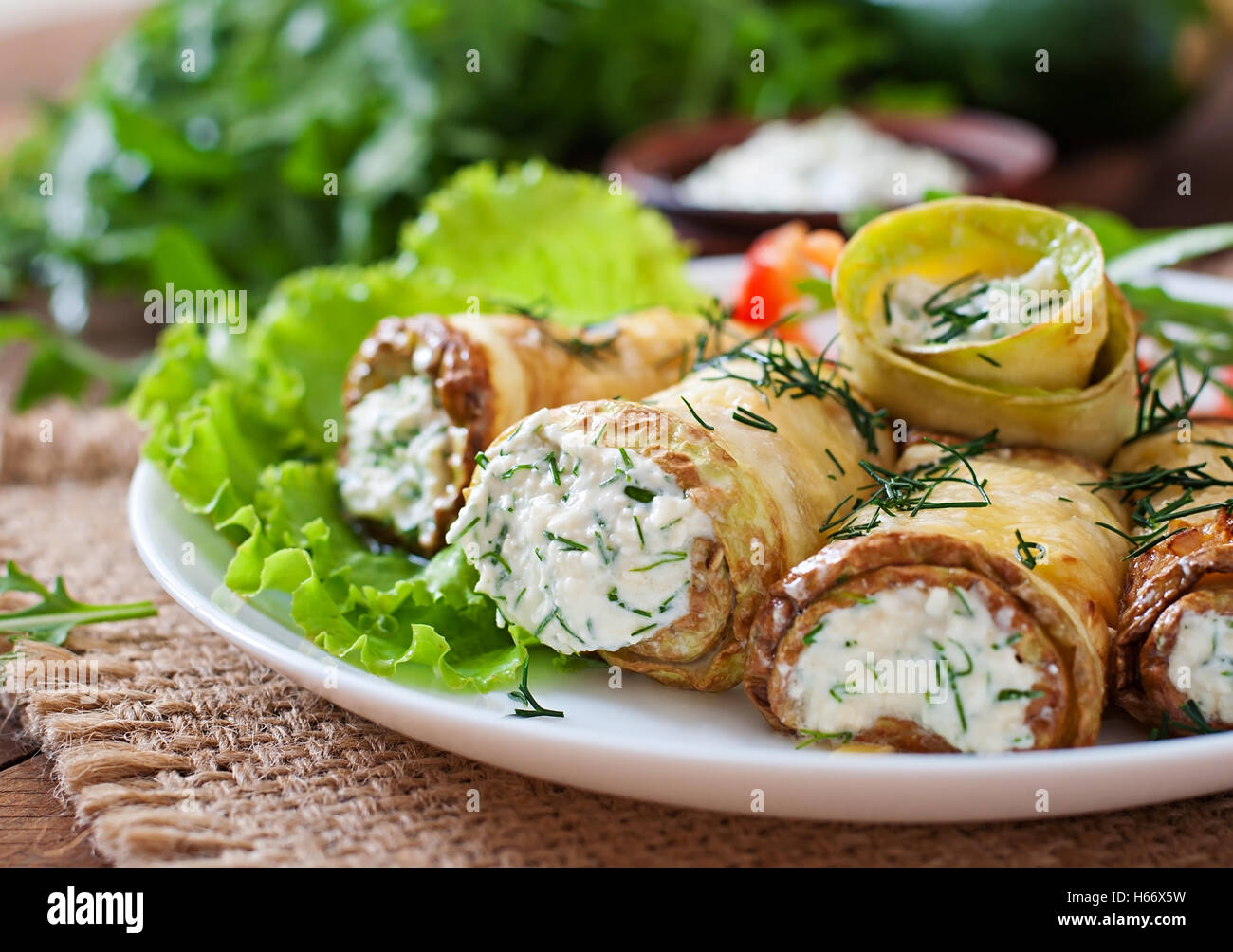 Rouleaux de courgettes avec du fromage et de l'aneth. Banque D'Images