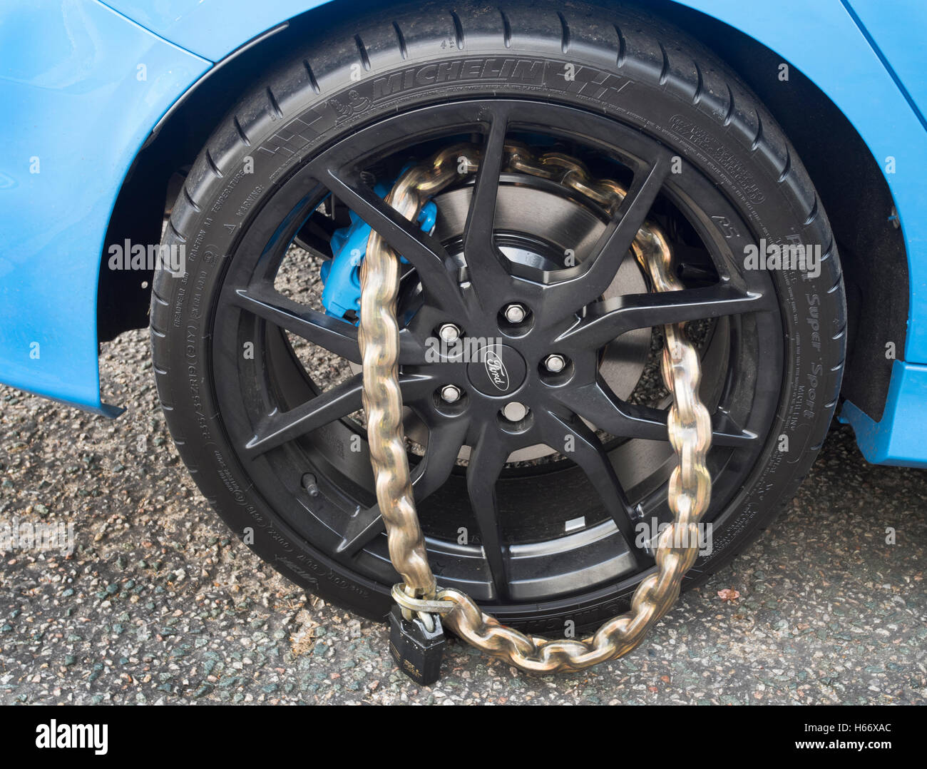 Plus de sécurité pour voiture moderne - cadenas et chaîne. Banque D'Images