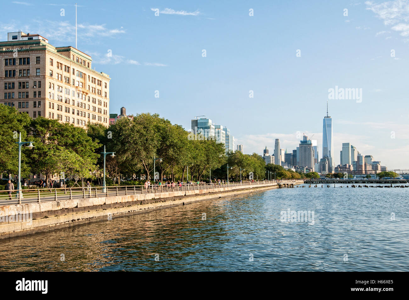 Promenade le long de la rivière Hudson avec vue sur Lower Manhattan, Horizon, One World Trade Center, Manhattan, New York City Banque D'Images