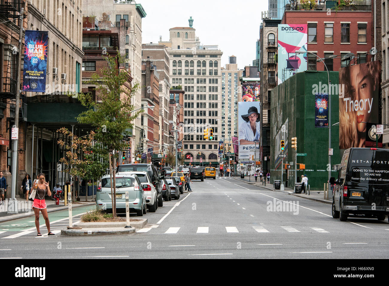 Lafayette Street à SoHo avec des publicités, vue du nord, Manhattan, New York City Banque D'Images