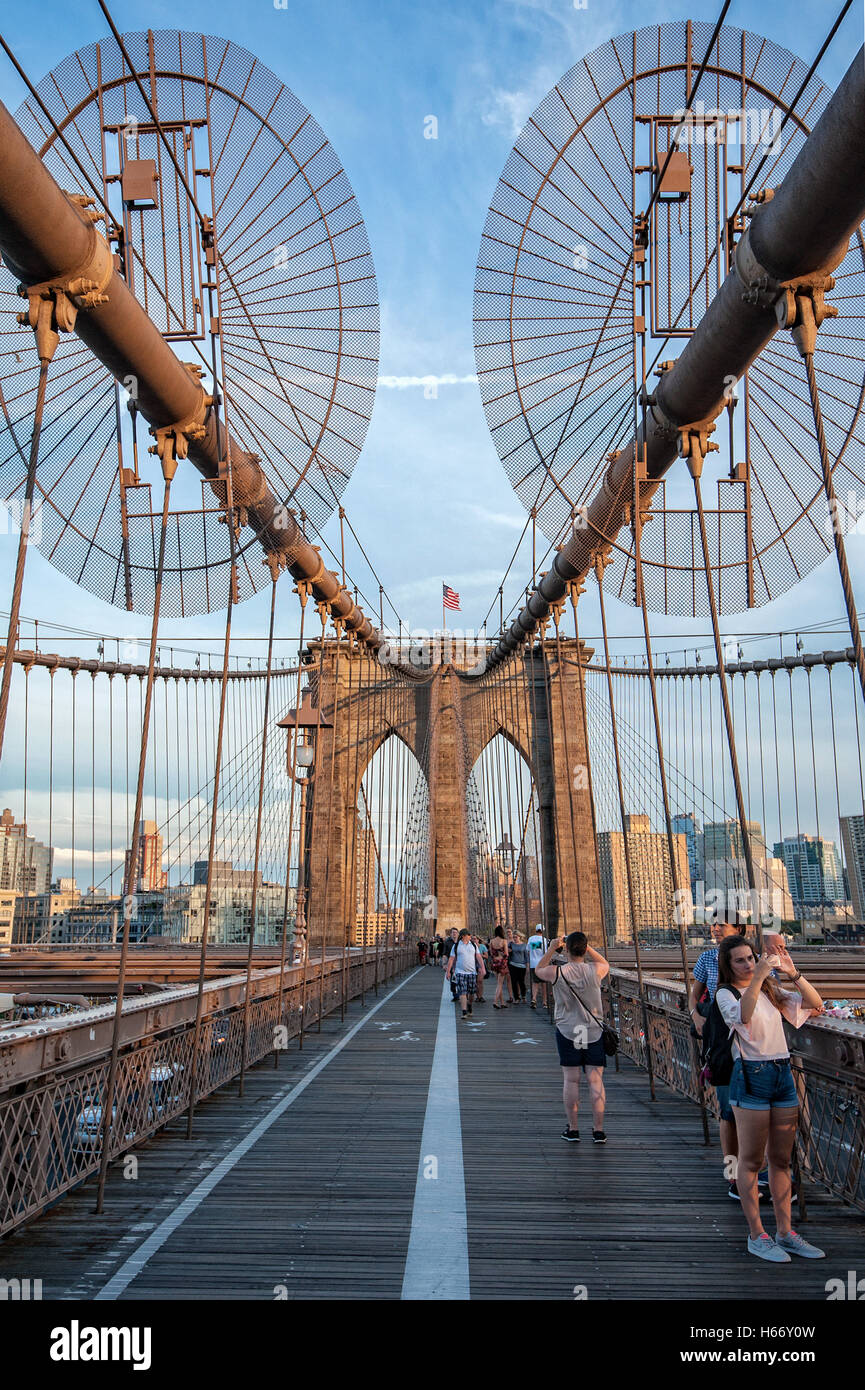 Pont de Brooklyn, câbles en suspension bridge, East River, relie les quartiers Brooklyn et Manhattan, New York City Banque D'Images