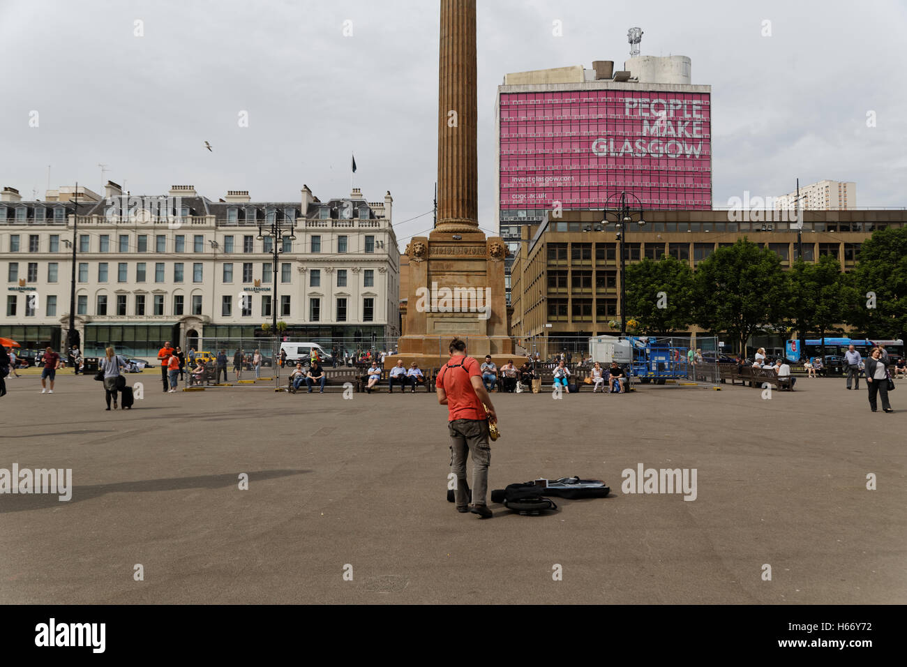 George Square et la ville chambres avec le cénotaphe situé dans le centre-ville de Glasgow center les habitants et les touristes se détendre et profiter du soleil Banque D'Images