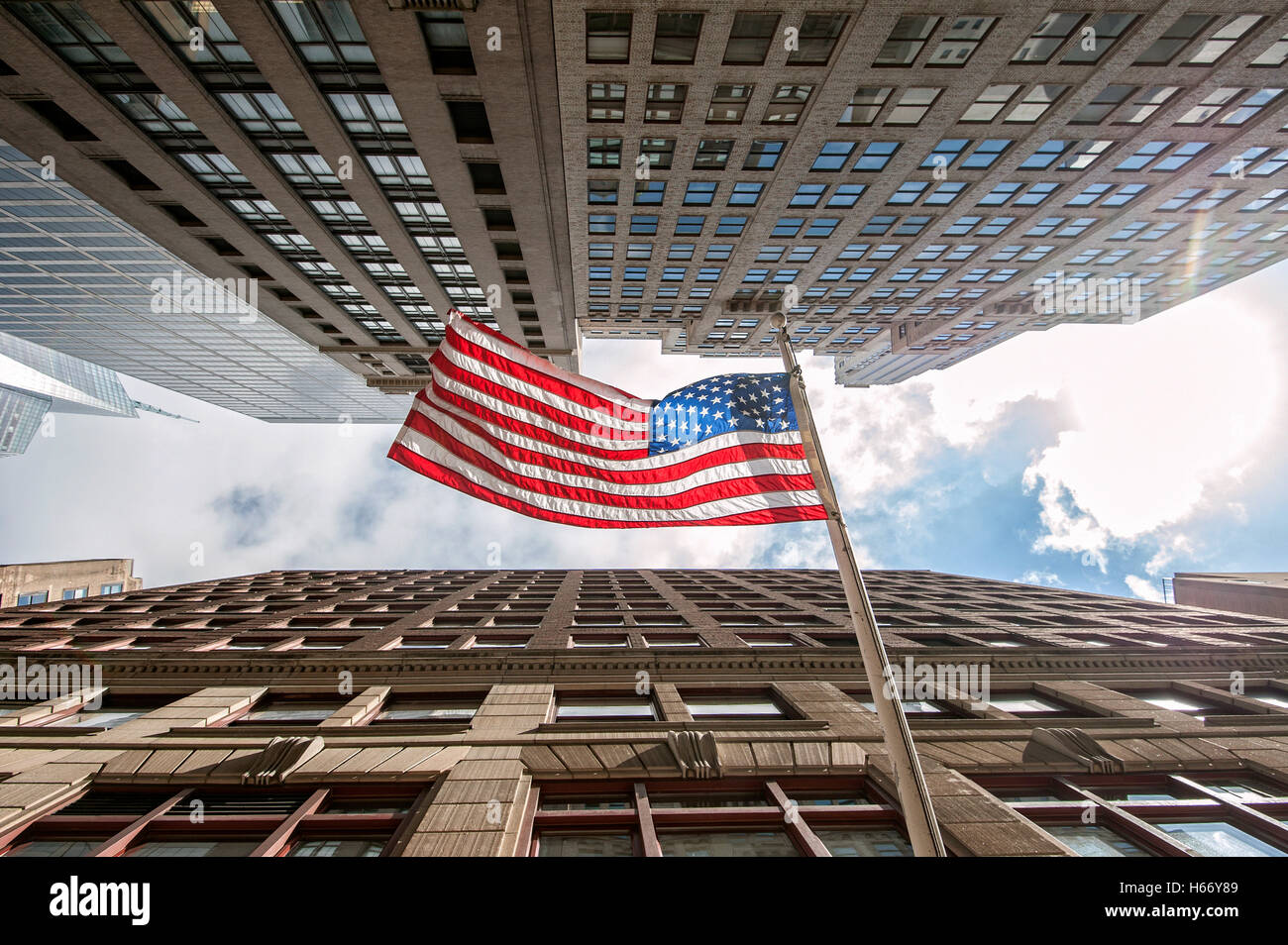 Stars and Stripes, le drapeau américain entre les gratte-ciel, worm's eye view, Manhattan, New York City Banque D'Images
