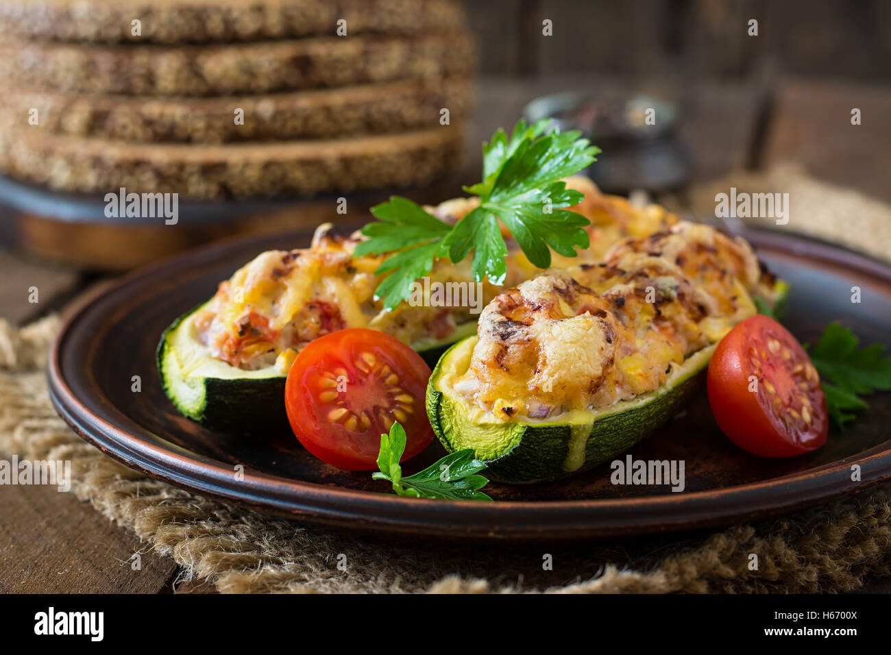 Courgette farcie avec du poulet, les tomates et l'oignon en croûte de fromage. Banque D'Images