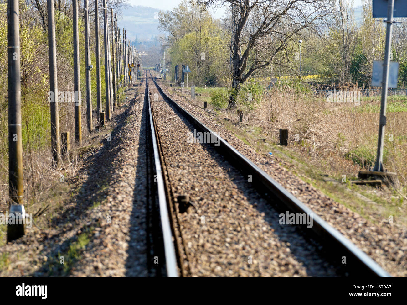 Railroad, train, pistes, chemins, horizon, rail, voie, ciel, soleil, voyage, paysage, l'arrière-plan, la ligne, les voyages, tout droit, de gravier Banque D'Images