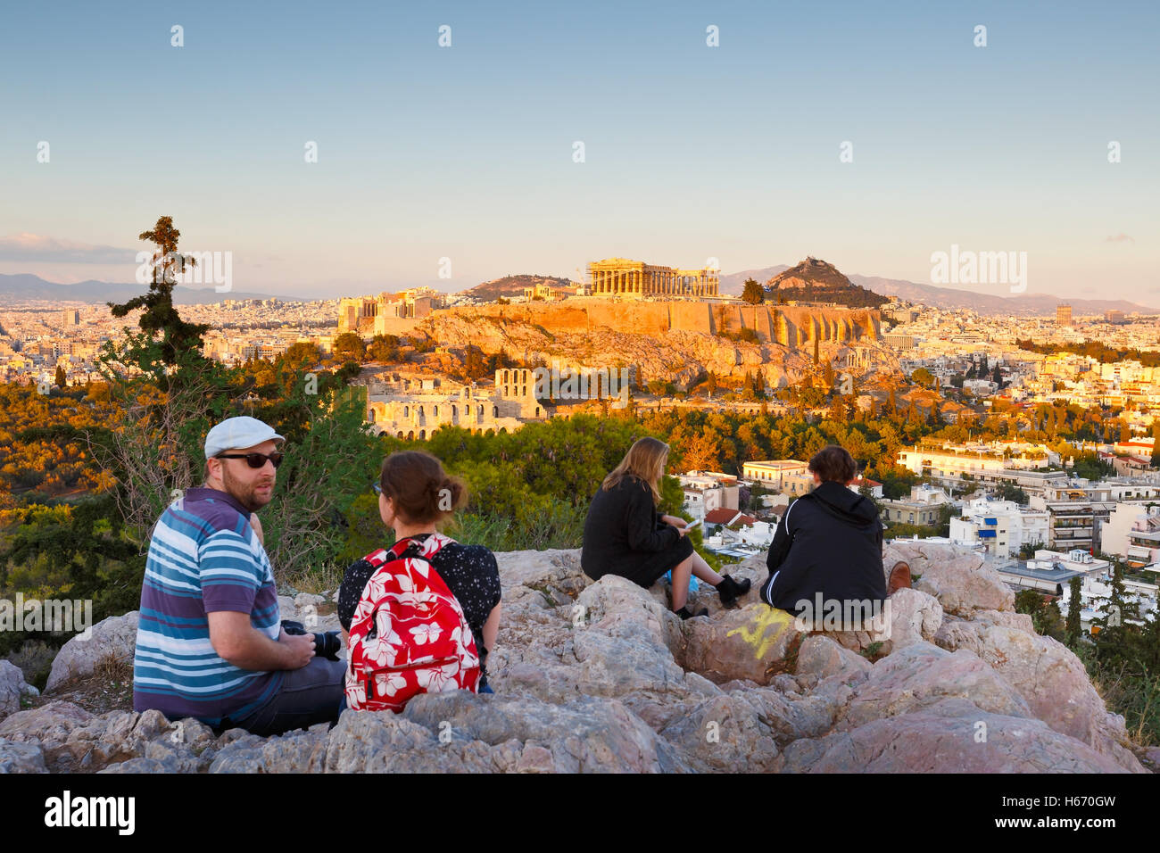 Voir la soirée d'acropole de colline Filopappou dans le centre d'Athènes. Banque D'Images