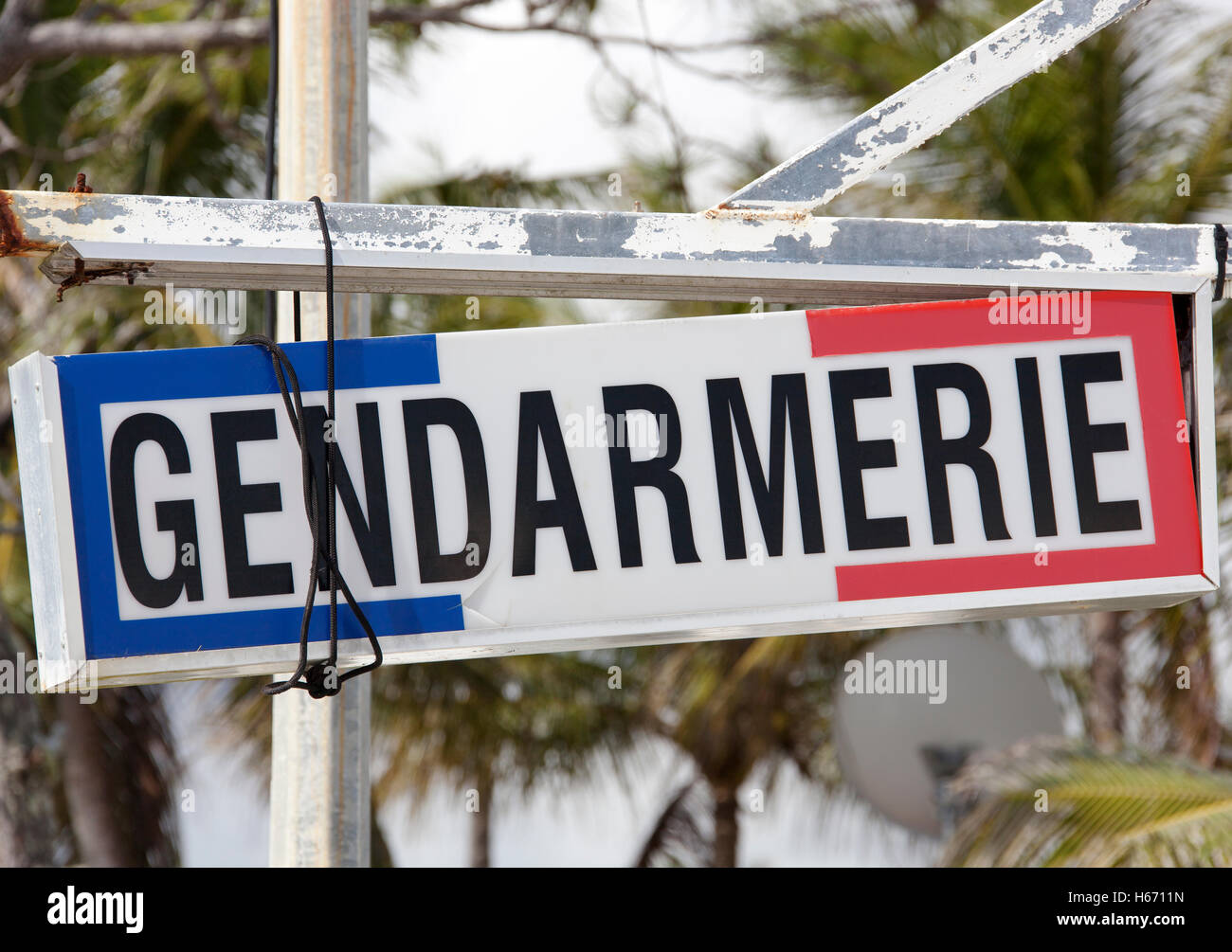 Le poste de police s'identifier petit village sur l'île de Tadine Mare (Nouvelle Calédonie). Banque D'Images