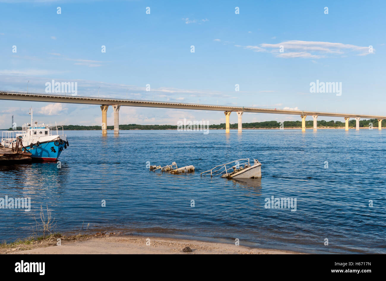 Rusty sinking ship in a blue river Banque D'Images