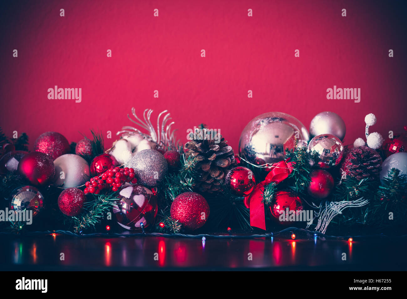 Guirlande de décoration de Noël avec des branches de sapin, rouge et argent baubles, pommes de pin et autres ornements, dans la nouvelle année backgrou Banque D'Images