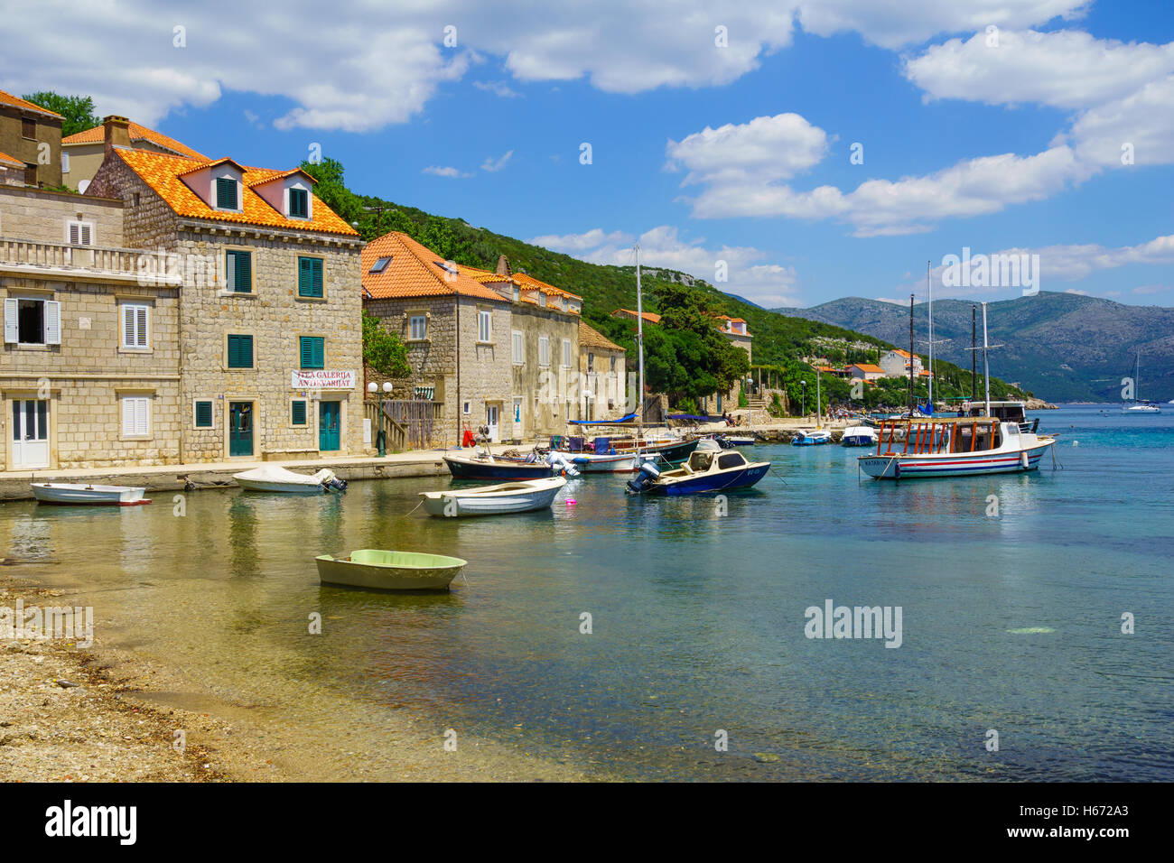 Suđurađ, Croatie - 27 juin 2015 : Scène du port de pêche, avec des bateaux, les habitants et les touristes, dans le village Isla Sipan, Lopud Banque D'Images