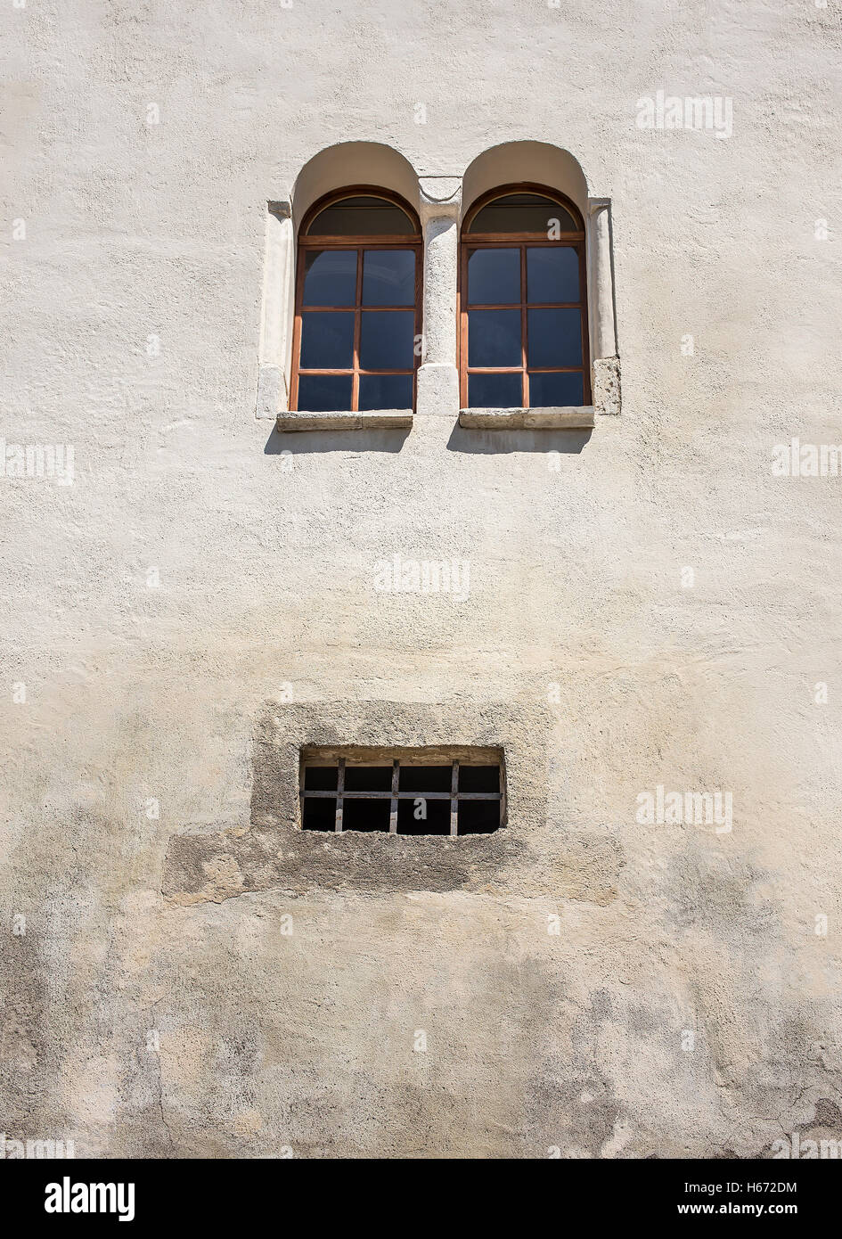 Windows sur un bâtiment ressemble à un visage heureux. Banque D'Images
