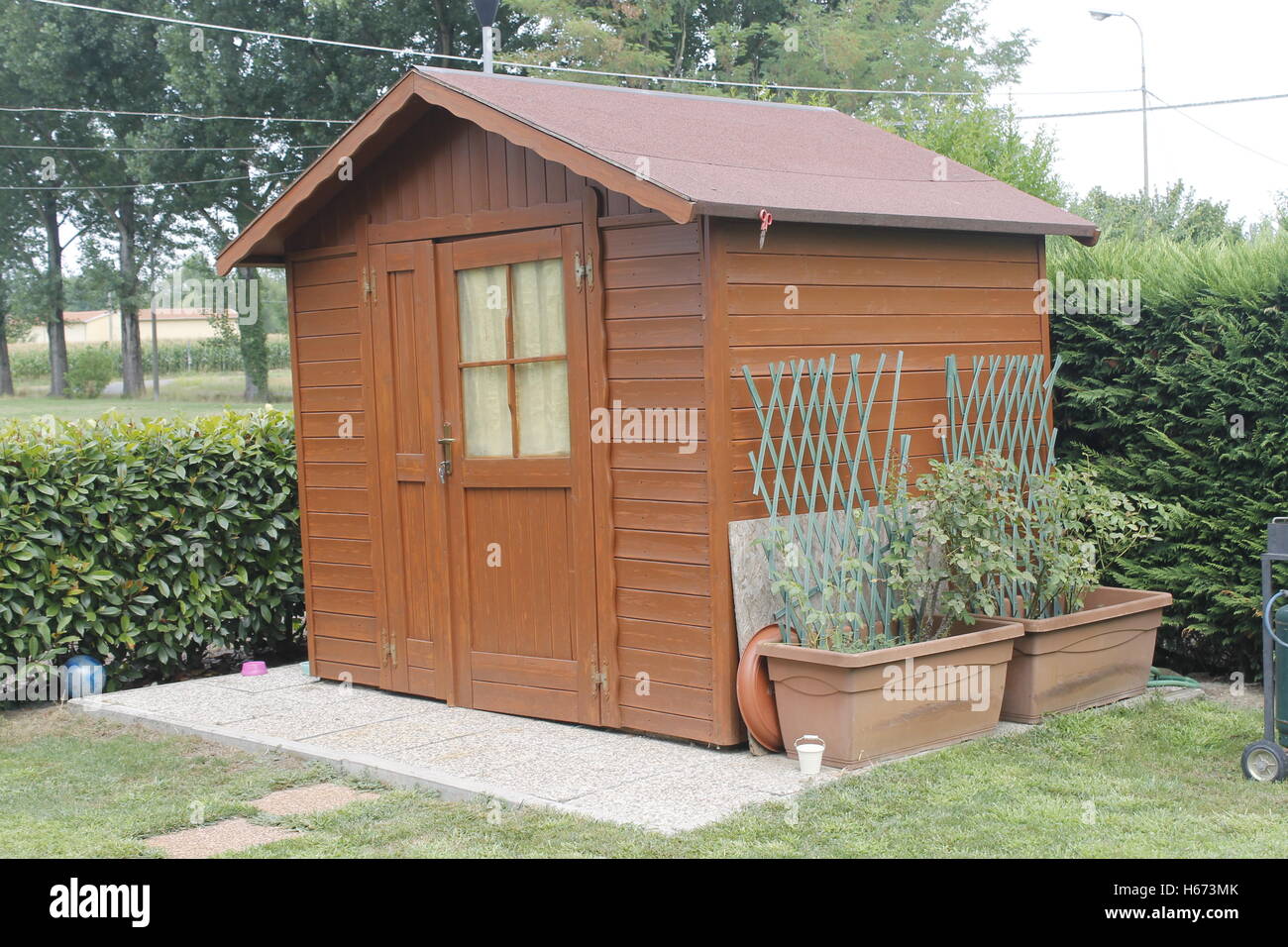 Cabane en bois pour les outils dans le jardin Banque D'Images