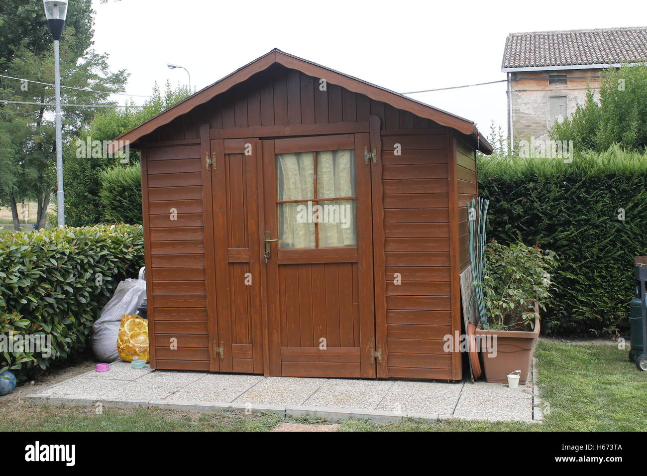 Cabane en bois pour les outils dans le jardin Banque D'Images