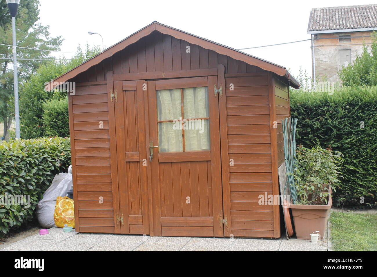 Cabane en bois pour les outils dans le jardin Banque D'Images
