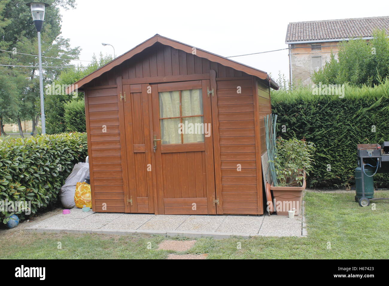 Cabane en bois pour les outils dans le jardin Banque D'Images