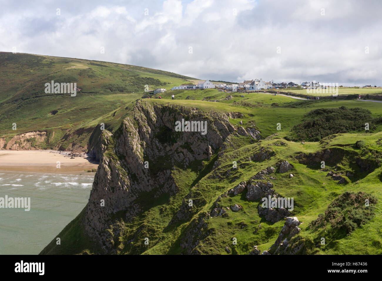 Vue sur les falaises le jour ensoleillé de l'été vers le village de Rhossili, sur la péninsule de Gower, Swansea, pays de Galles Banque D'Images