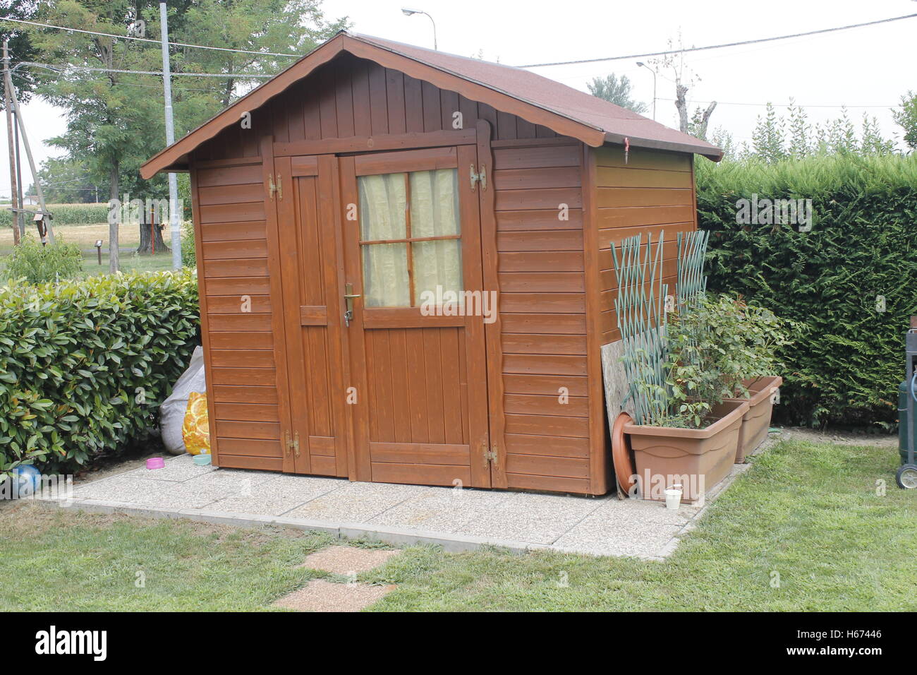 Cabane en bois pour les outils dans le jardin Banque D'Images