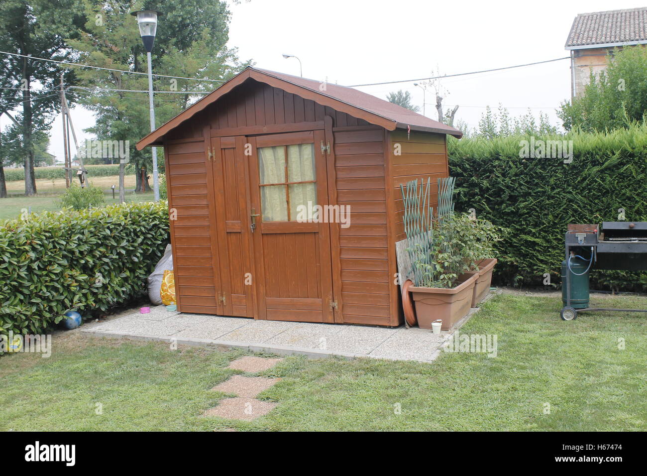 Cabane en bois pour les outils dans le jardin Banque D'Images