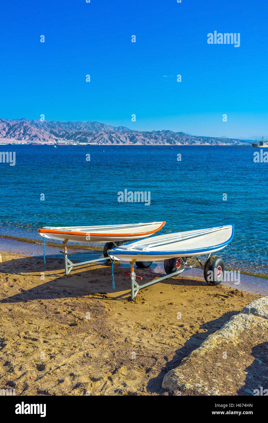 Deux planches sur les remorques après la navigation dans le golfe d'Aqaba, Eilat, Israël. Banque D'Images