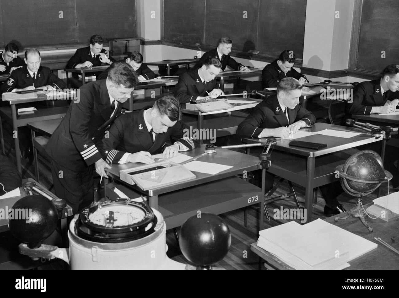 L'enseignement en classe, U.S. Naval Academy, Annapolis, Maryland, USA, par le Lieutenant Whitman pour Office of War Information, Juillet 1942 Banque D'Images