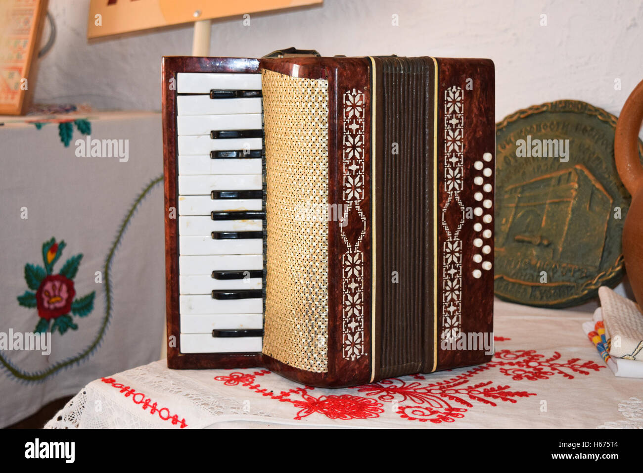 Ancien accordéon poussiéreux. Les instruments de musique de la Fédération  de village Photo Stock - Alamy