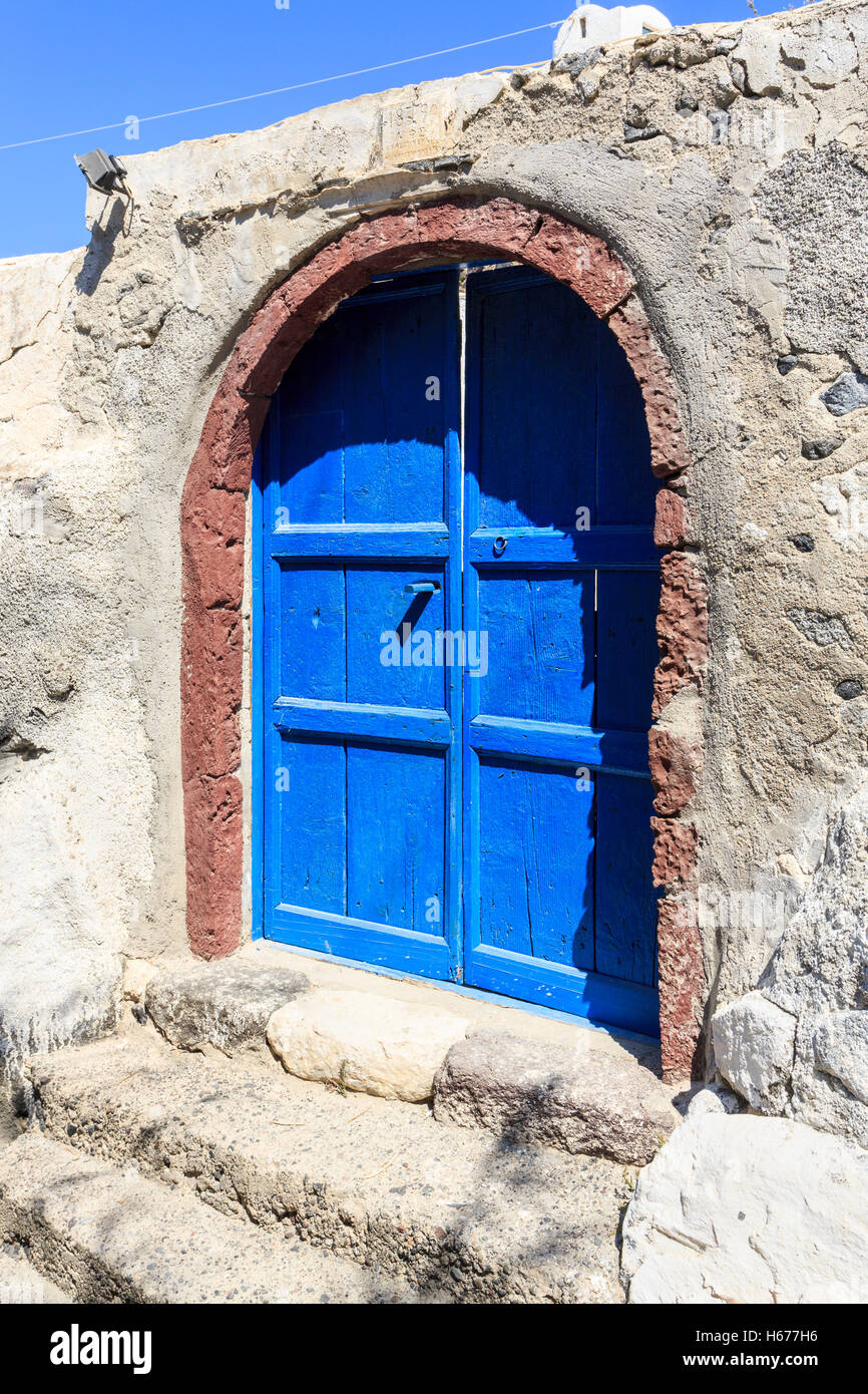 Portes en bois bleu et des mesures concrètes, à l'église de St Mary, Panagae la Vierge, Agrilleia, un village de Thirassia, Santorini Banque D'Images