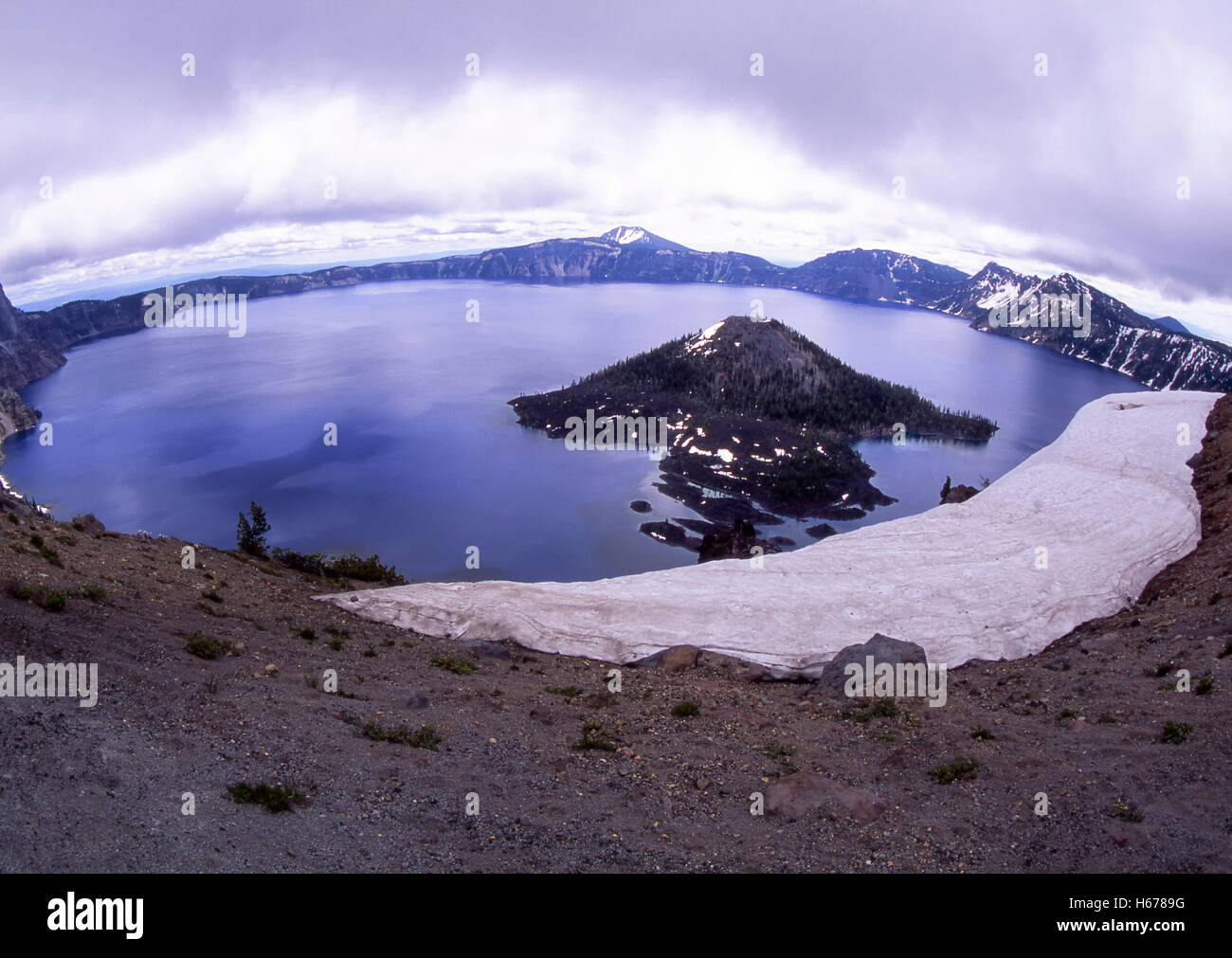 Au début de l'été, l'île de l'Assistant dans le lac du cratère, Crater Lake National Park, Oregon, USA Banque D'Images