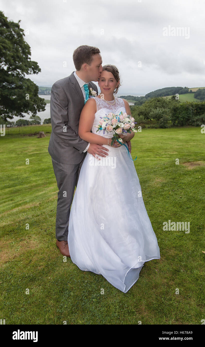 Nouvelle mariée mari et femme ayant photos officielles prises sur leur lieu de mariage Banque D'Images