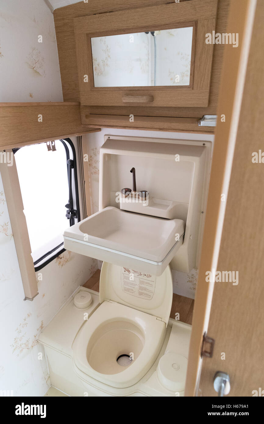Caravane de l'intérieur montrant la salle de toilettes et lavabo Photo  Stock - Alamy