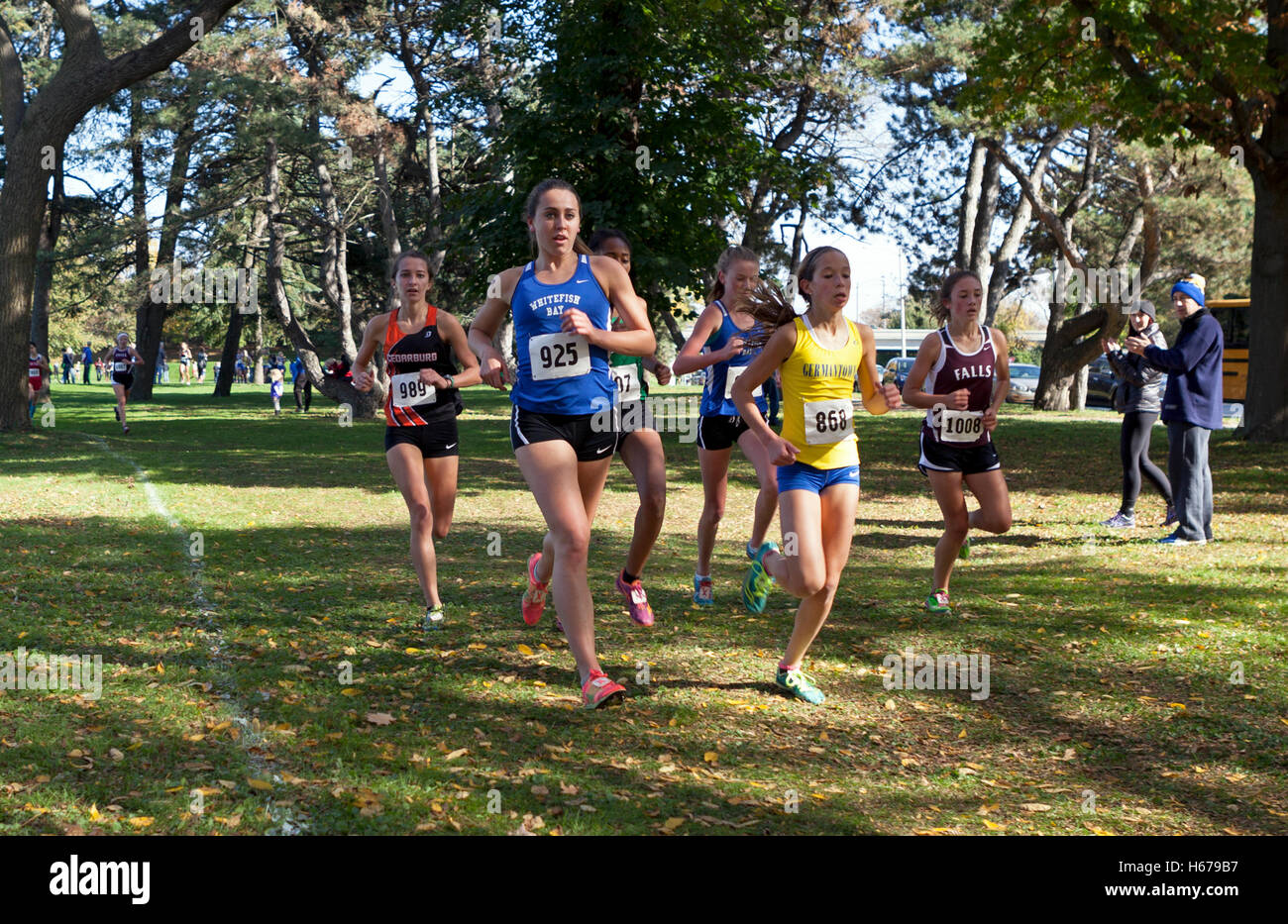 Cami Davre (#925) à mi-chemin de la course de rencontre transversale de la fille du Wisconsin, elle a gagné par 23 secondes. Banque D'Images