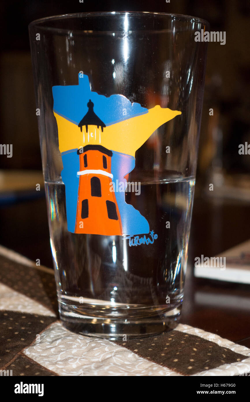 Tumbler avec image du Minnesota et probablement Split Rock phare comme un symbole sur le verre d'eau. St Paul Minnesota MN USA Banque D'Images